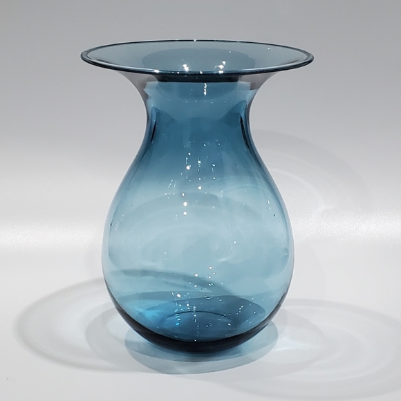 the "Shape" Vase designed by Peter Svarrer for Holmegaard in Water Blue - Picture 3 of 10